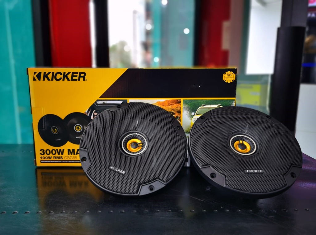 JUEGO DE BOCINAS KICKER COLOR  NEGRO 2 WAY 6.5&quot; 300W - 46CSC654